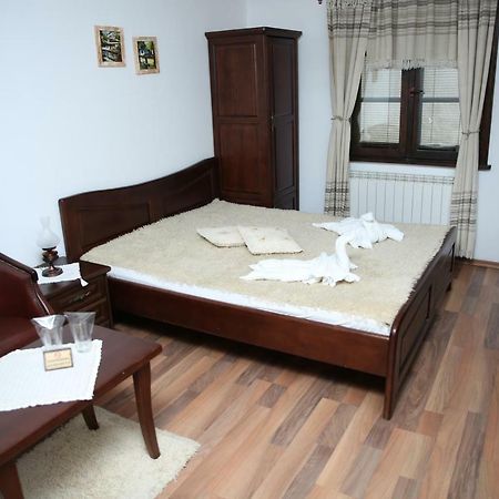 Oazis Guesthouse 로베치 외부 사진