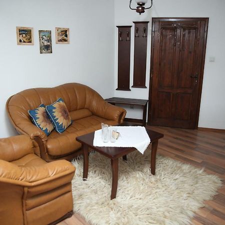 Oazis Guesthouse 로베치 외부 사진