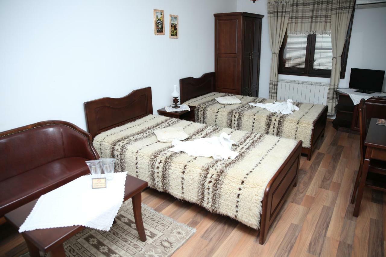 Oazis Guesthouse 로베치 외부 사진