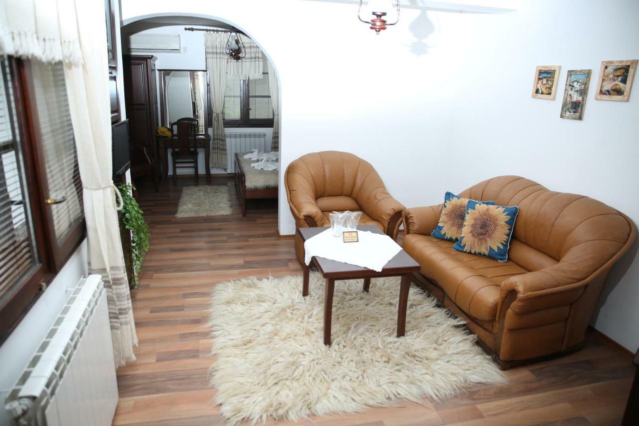 Oazis Guesthouse 로베치 외부 사진