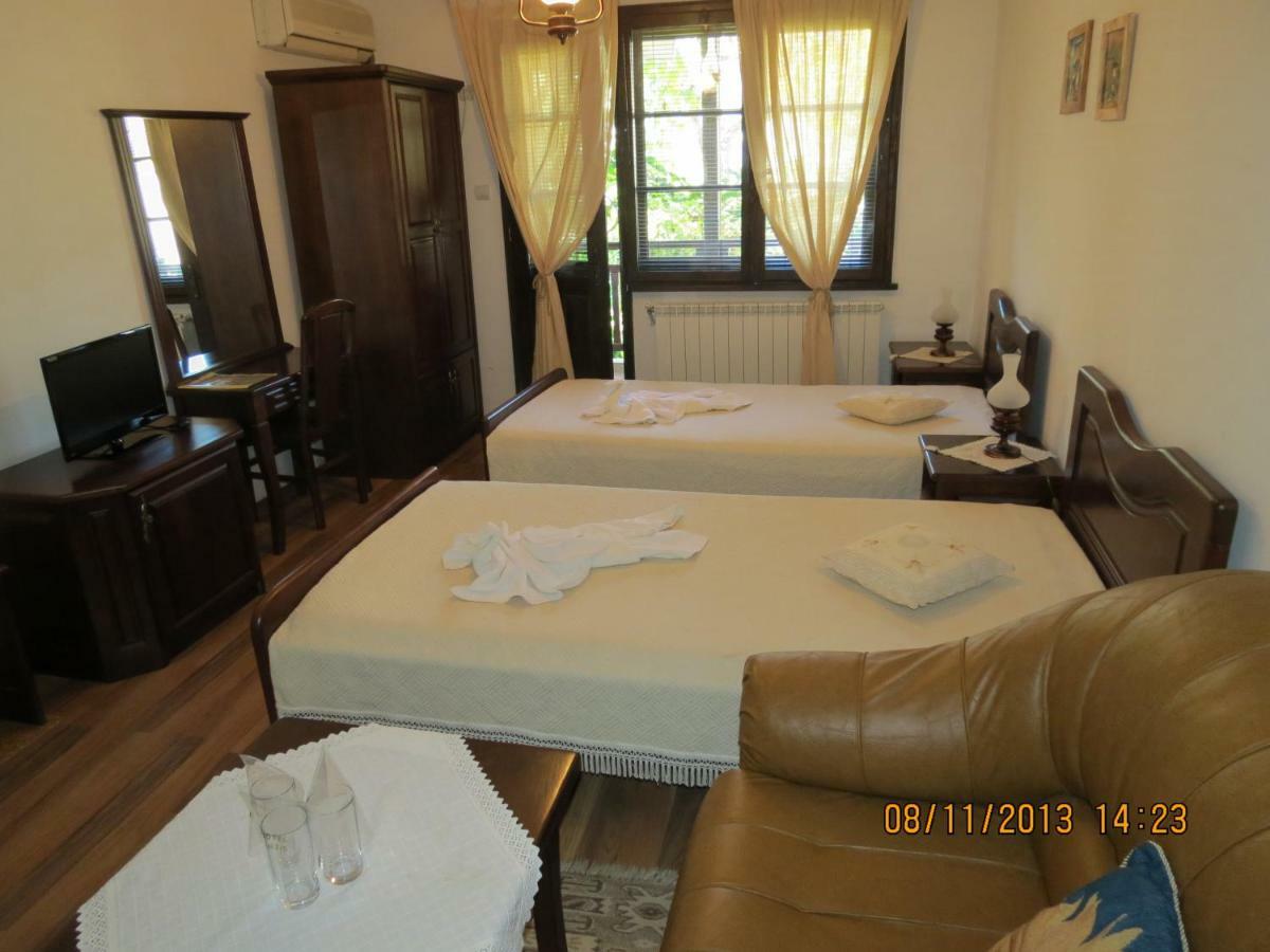 Oazis Guesthouse 로베치 외부 사진