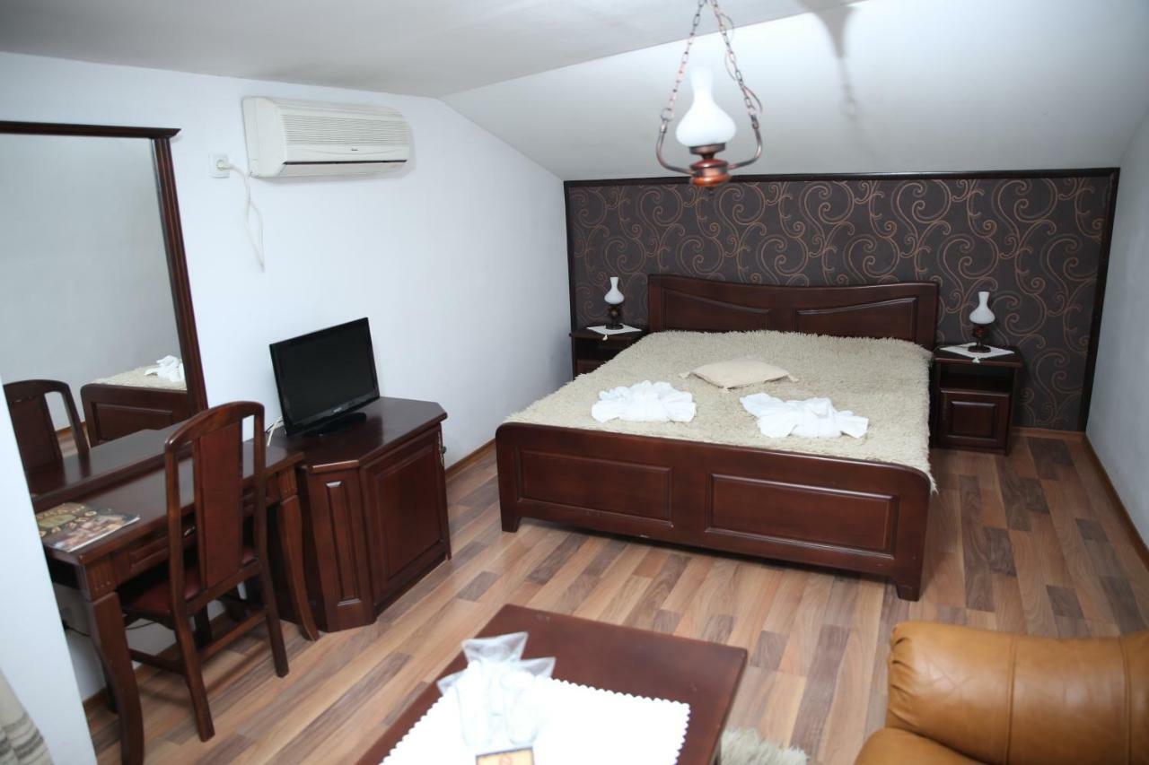 Oazis Guesthouse 로베치 외부 사진