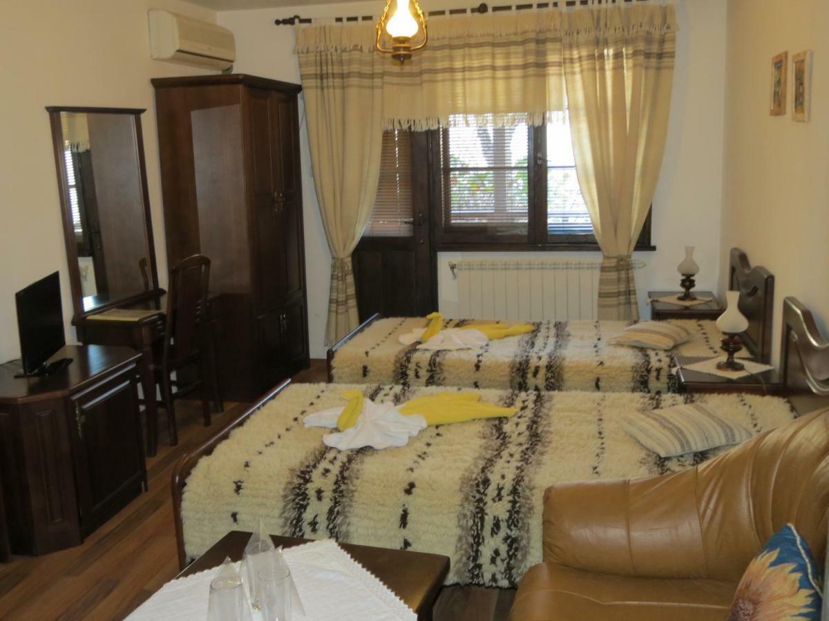 Oazis Guesthouse 로베치 외부 사진