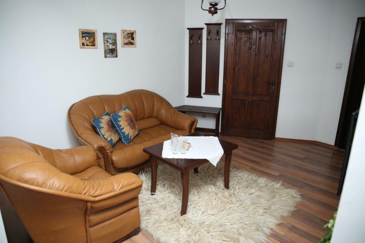 Oazis Guesthouse 로베치 외부 사진