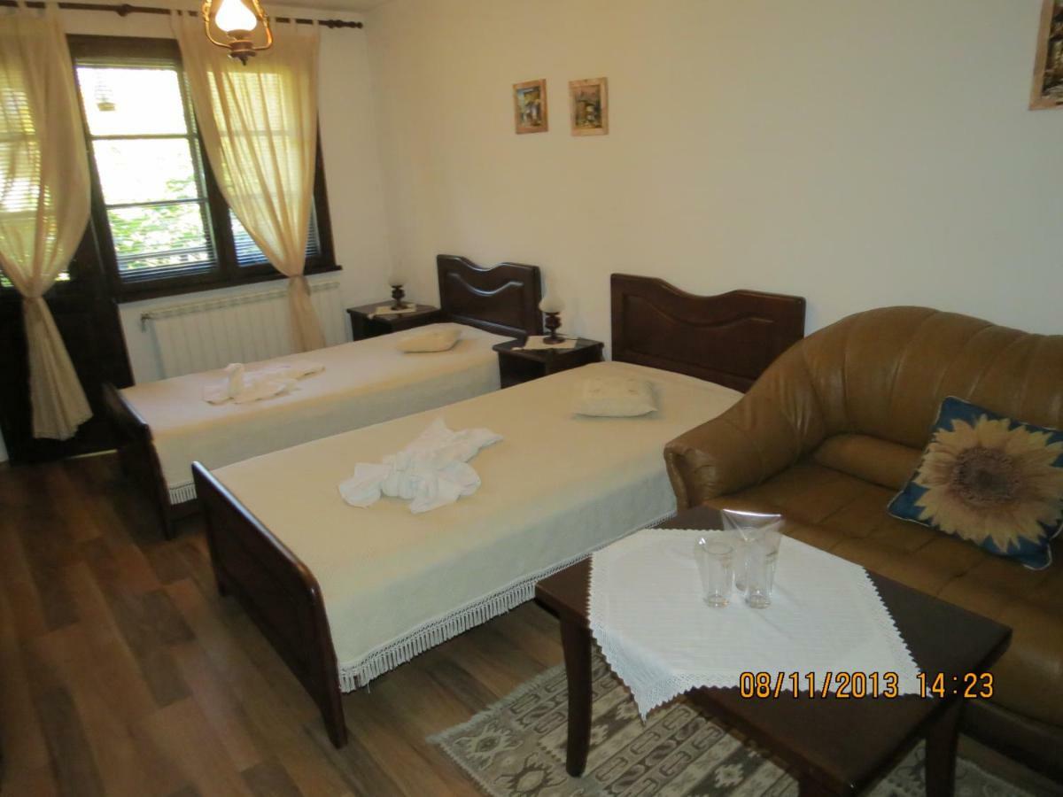 Oazis Guesthouse 로베치 외부 사진